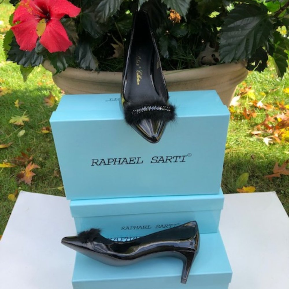 NEW BLACk PATENT LEATHER PUMP WITH FAUX FUR AND STONES.
